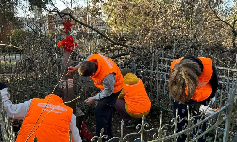 Волонтеры привели в порядок могилу фронтовика-освободителя Краснодара
