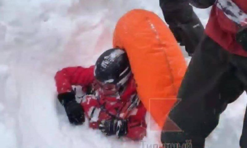 Сотрудника противолавинной службы накрыло лавиной во время осмотра трасс в горах Сочи