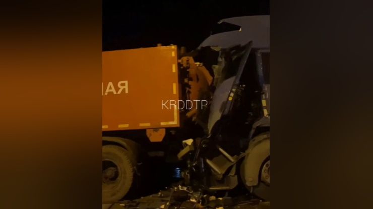 Водитель грузовика погиб при столкновении с припаркованными машинами под Краснодаром