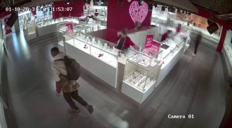 Надел кольцо на палец и сбежал: мужчина ограбил ювелирный магазин в Сочи