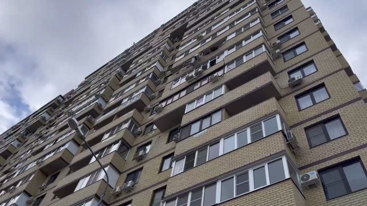 Часть балкона обрушилась на иномарку из-за хлопка газового баллончика в Краснодаре