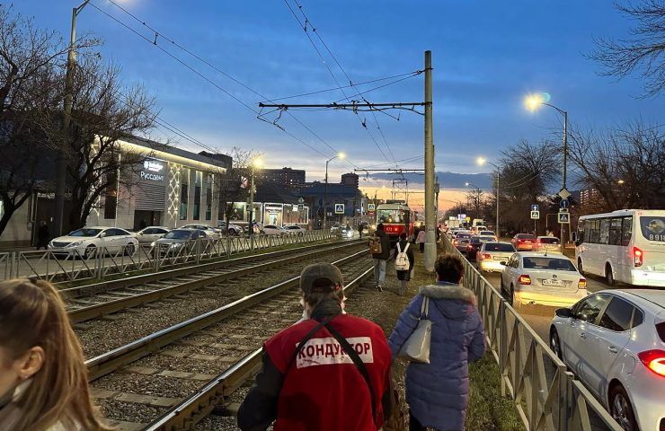 Трамваи встали из-за аварии на путях в Юбилейном микрорайоне Краснодара
