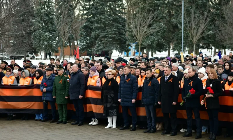 Более 2 тыс. человек возложили цветы к памятнику «13 тысячам краснодарцев — жертвам фашистского террора»