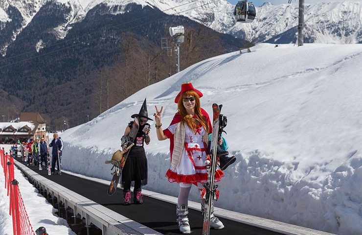 Массовые спуски в маскарадных костюмах и купальниках пройдут в горах Сочи