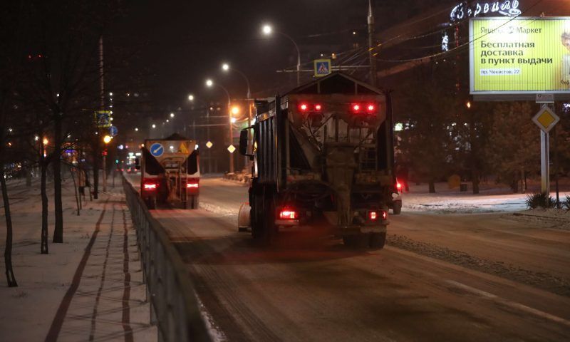 В ночь на 17 февраля дороги Краснодара обрабатывали от гололеда 40 спецмашин