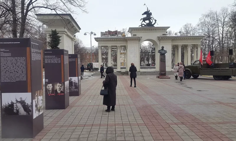 В центре Краснодара установили тематические арт-объекты «Герои прошлого — герои настоящего»