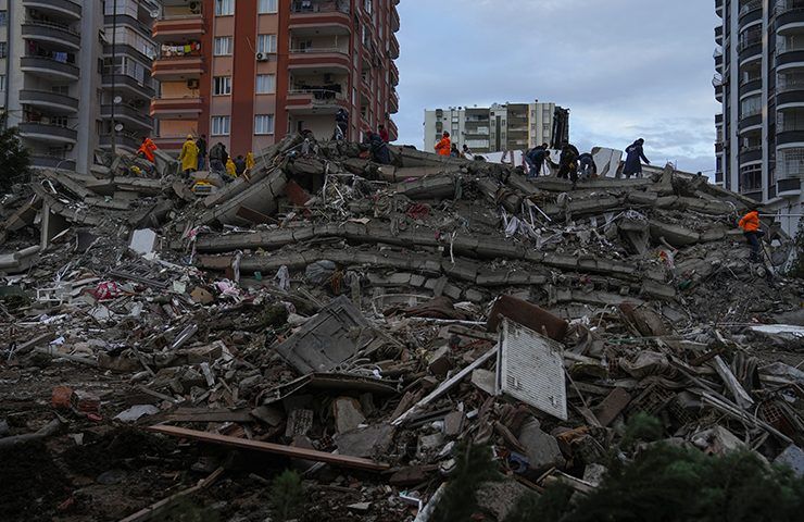 Число жертв землетрясений в Турции и Сирии выросло почти до 4,5 тыс. человек