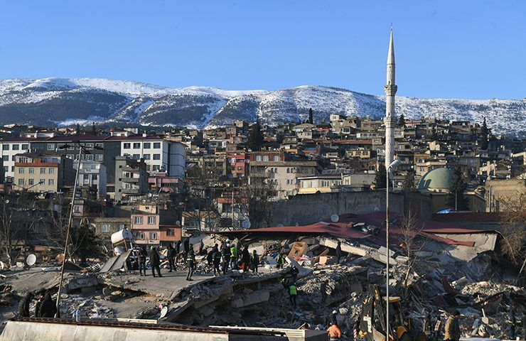 Число жертв землетрясений в Турции превысило 18,3 тыс. человек