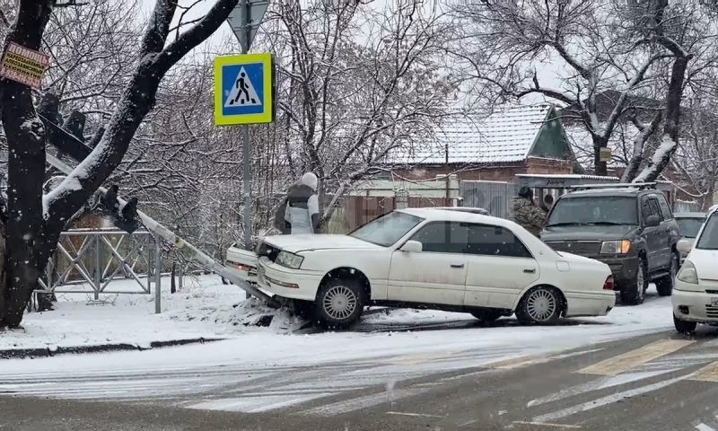 Водитель иномарки снес светофор в центре Краснодара