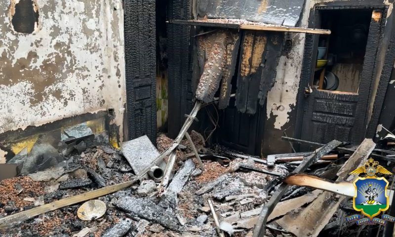 В Адыгее полицейские спасли из горящего дома пожилых супругов и их 14-летнюю внучку