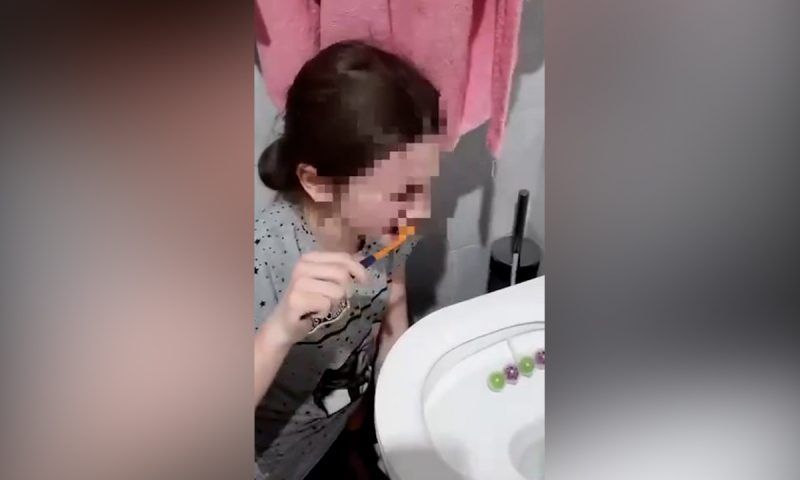 В Ростовской области женщина заставила дочь чистить зубы водой из унитаза