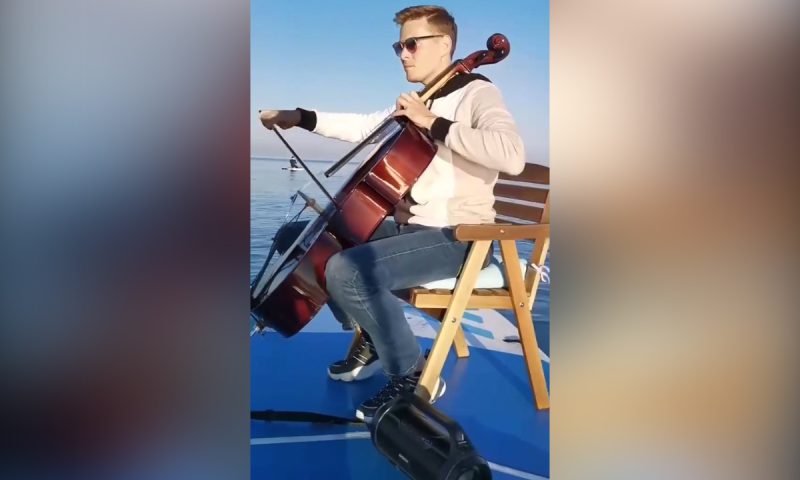 Концерт для моря: в Сочи музыкант сыграл на виолончели, сидя на сапборде