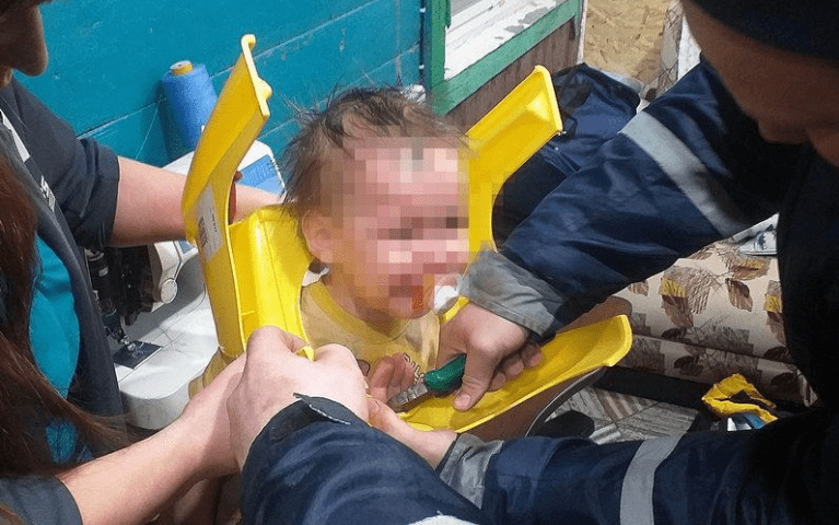На Кубани спасатели освободили ребенка от пластикового горшка, который застрял у него на шее