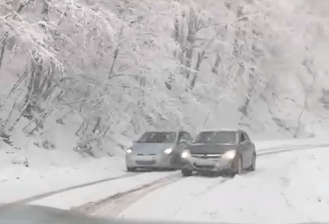 В Туапсинском районе из-за снегопада временно закрыли для автомобилей Шаумянский перевал