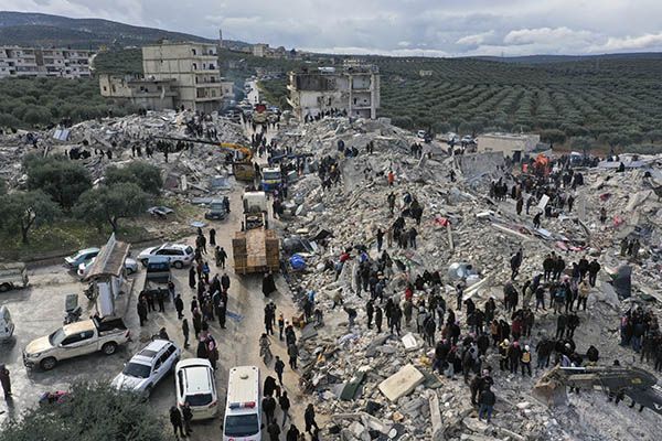 Число жертв землетрясений в Турции и Сирии достигло почти 2 тыс. человек