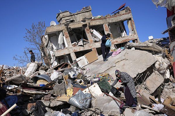 Число жертв землетрясений в Турции превысило 9 тыс. человек