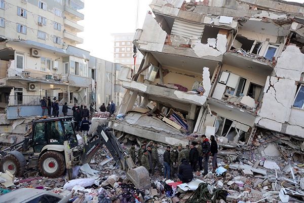 Число жертв землетрясения в Турции превысило 17 тыс. человек