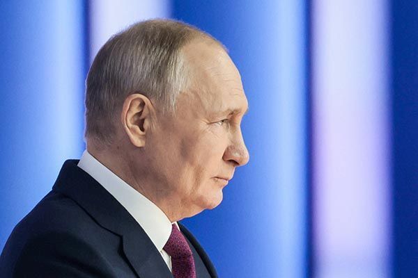 Путин поручил разобраться с загруженностью российских судов