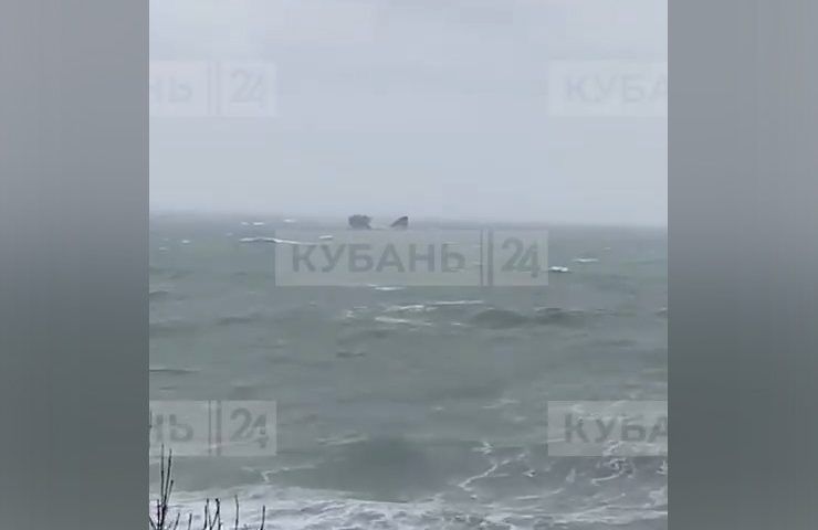 В районе Новороссийска в море на две части переломился сухогруз