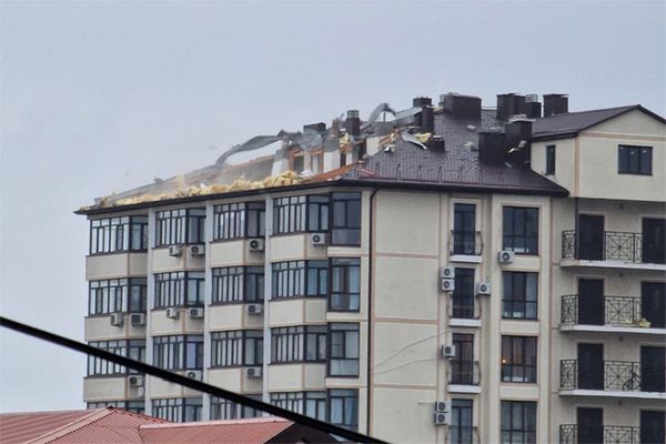 В Новороссийске ураган сорвал часть крыши с жилой многоэтажки
