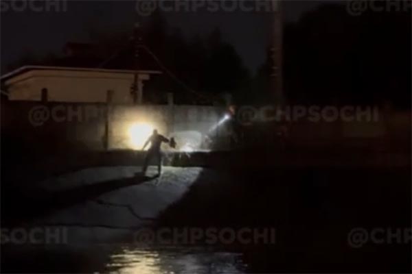 Мужчина упал в реку в Сочи, его эвакуировали спасатели