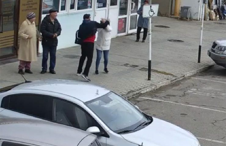 Мужчина ударил женщину и облил ее пивом возле рынка в Анапе