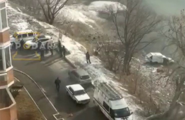 Четверо неизвестных утопили легковушку в реке в Юбилейном микрорайоне Краснодара