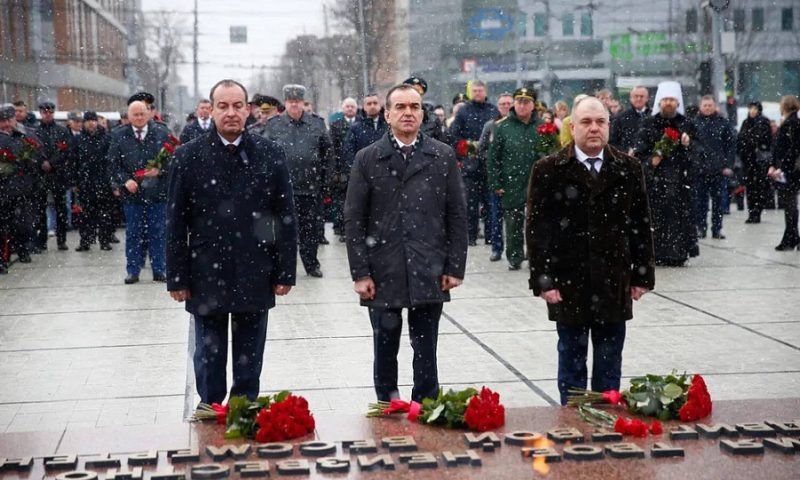 Вениамин Кондратьев возложил цветы к Вечному огню в Краснодаре