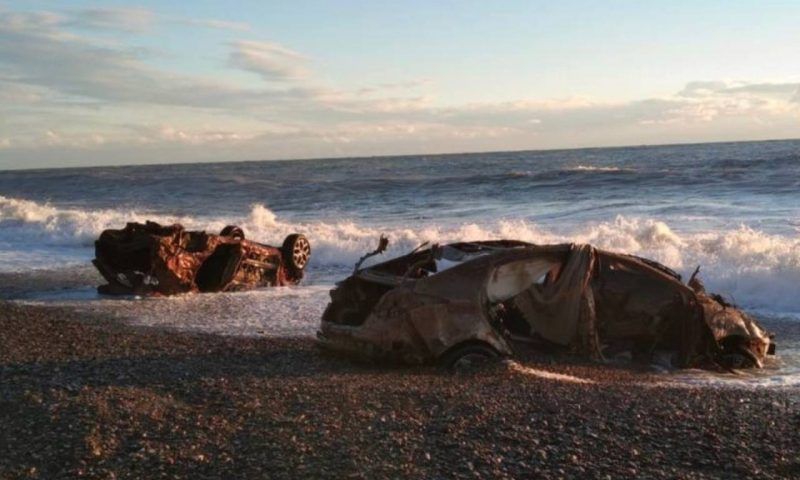 Два автомобиля вынесло на пляж в Сочи во время шторма