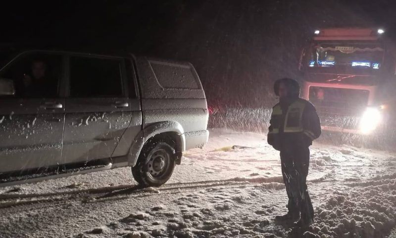 Полицейские помогли водителям трех машин, застрявшим на трассе М-4 «Дон» в Краснодарском крае