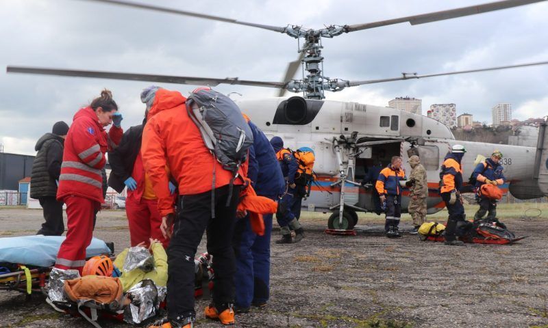 Спасатели на вертолете эвакуировали женщину, получившую травму в горах Красной Поляны