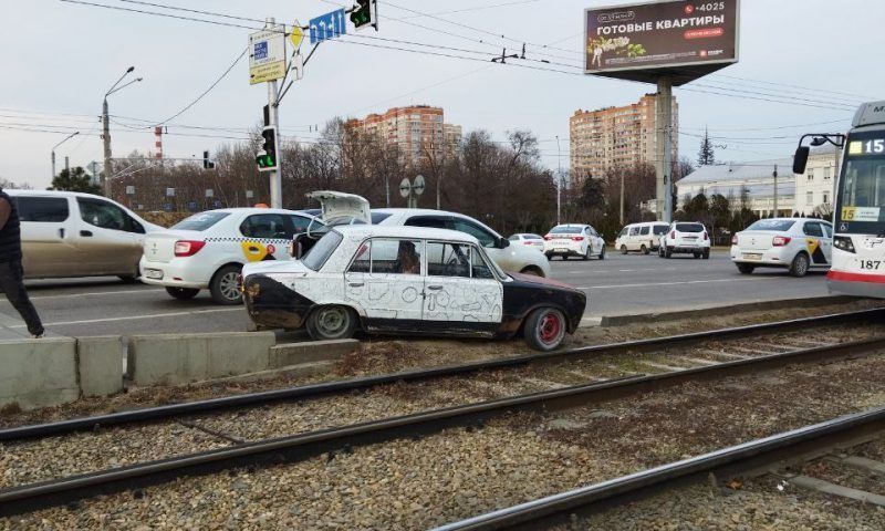 В центре Краснодара из-за ДТП на время остановилось движение трамваев