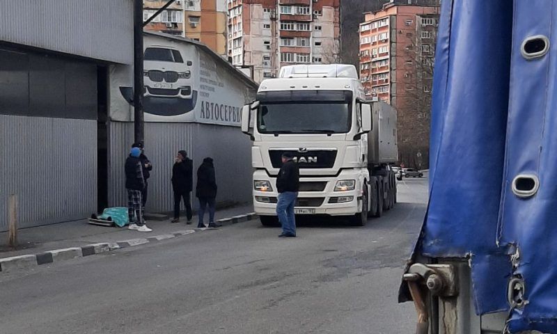 Водитель грузовика умер за рулем в Сочи