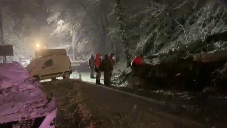 Рухнувшие на трассу валуны повредили два автомобиля в Сочи