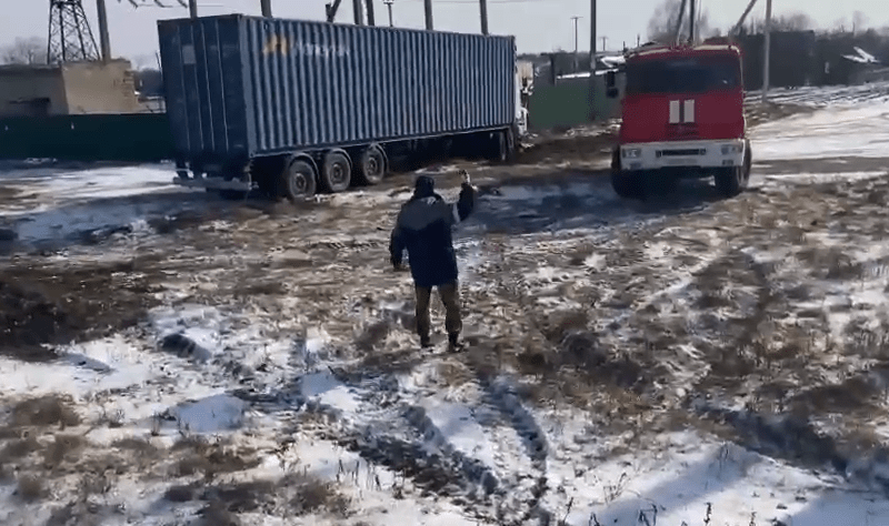Водитель фуры вылетел с трассы и врезался в забор электроподстанции в Краснодарском крае