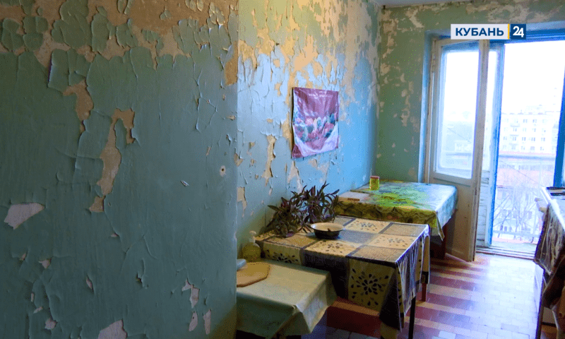 Жители Краснодара пожаловались на сырость в комнатах из-за протекшей крыши общежития