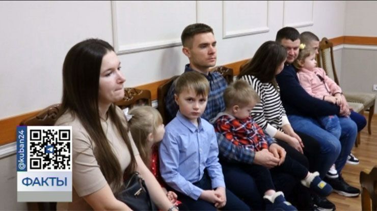 Молодым семьям из Ленинградского района вручили сертификаты на улучшение жилищных условий