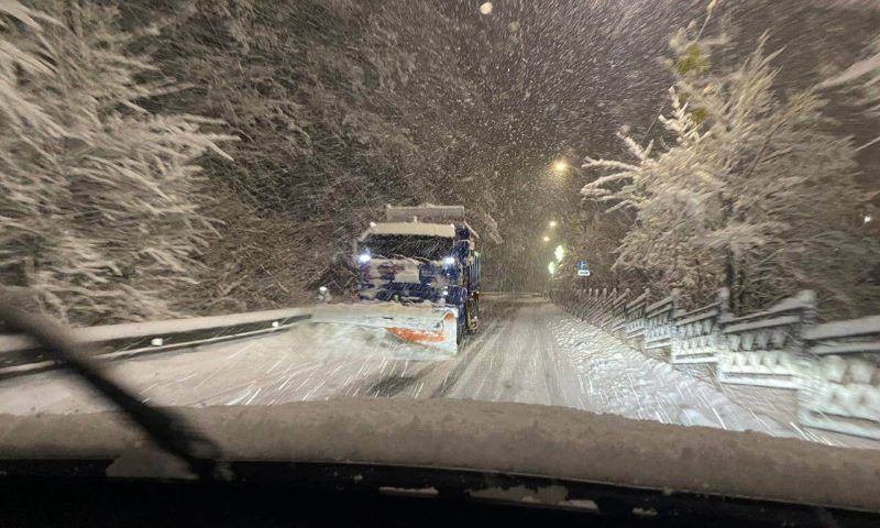 В Сочи из-за непогоды на круглосуточное дежурство вышли снегоуборочные машины