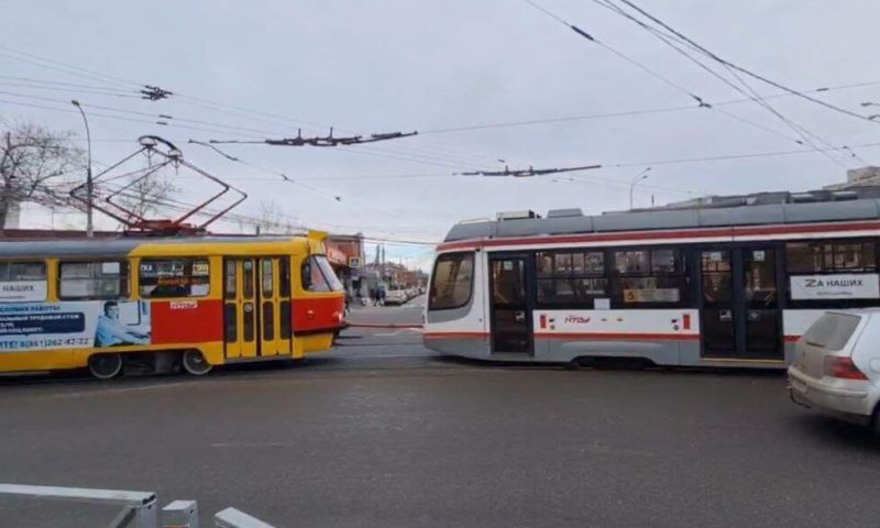 Машина подрезала: из-за экстренной остановки трамвая на 25 минут остановилось движение 7 маршрутов в Краснодаре