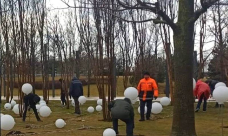 В парке «Краснодар» убирают новогодние украшения