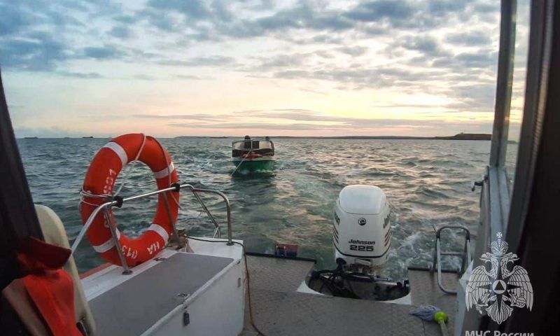Попавших в беду рыбаков спасли в Керченском проливе