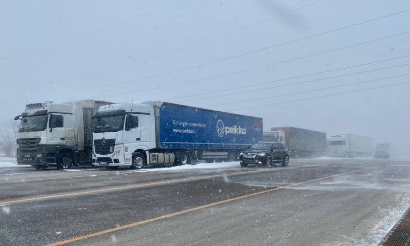 Третьи сутки из-за урагана для грузовиков закрыта трасса между Новороссийском и Геленджиком