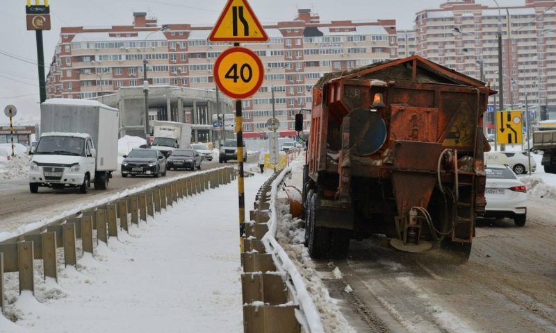 На дорогах Краснодарского края работают почти 80 единиц снегоуборочной спецтехники