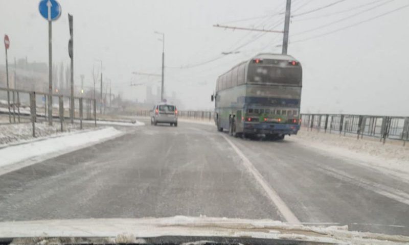Из-за урагана вторые сутки для грузовиков закрыта трасса между Новороссийском и Геленджиком