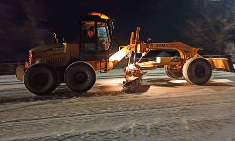 В Темрюке дороги от снега чистят 5 снегоуборочных машин и 54 человека