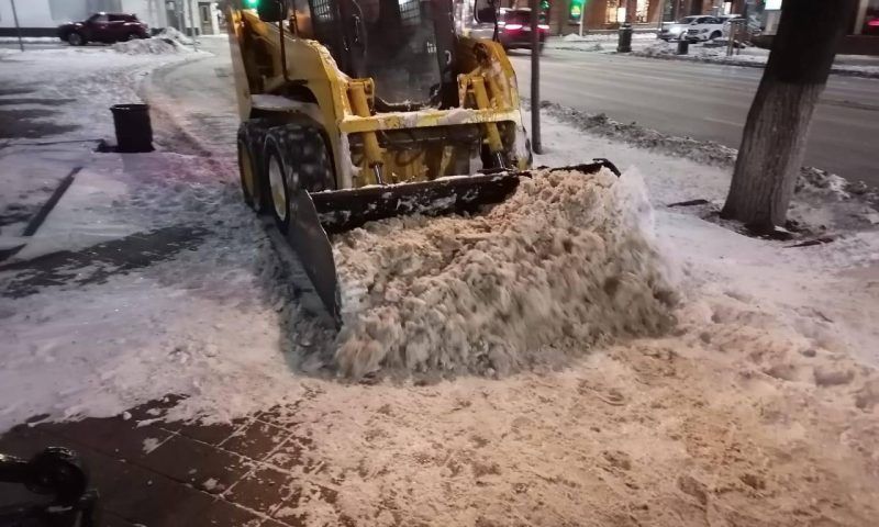 В Краснодаре пешеходные зоны чистят от снега более 600 человек и 34 единицы спецтехники