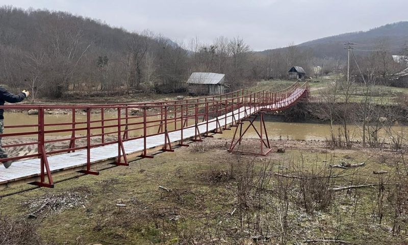 В Апшеронском районе отремонтировали пешеходный мост в отдаленном горном хуторе