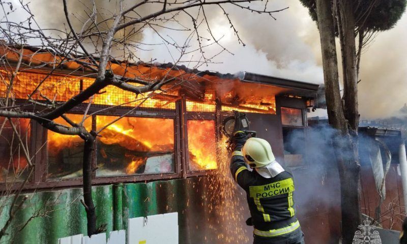 В Сочи из горящего барака эвакуировали 30 человек