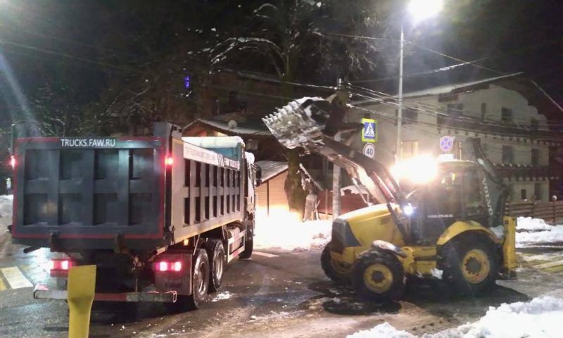 На дорогах Сочи ночью работали более 150 снегоуборочных машин