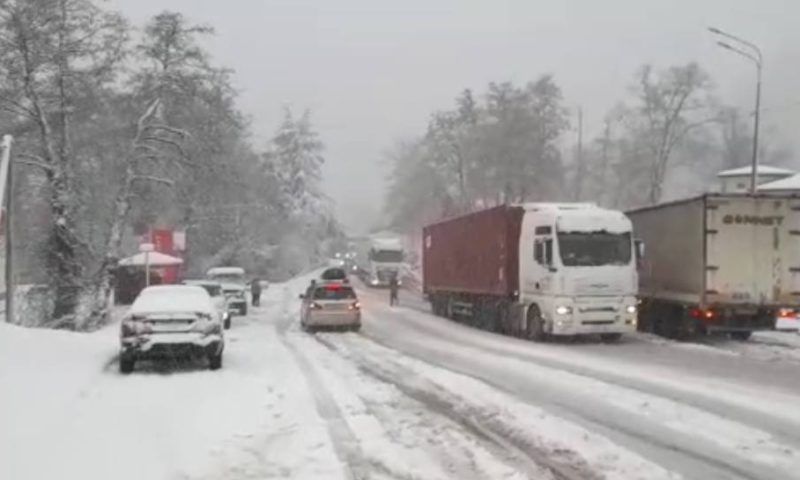 В Сочи из-за снегопада ограничили движение большегрузов и автобусов между Магри и Дагомысом